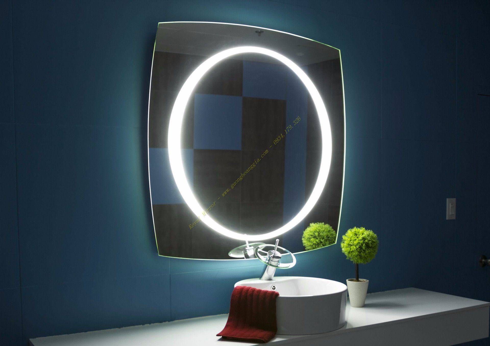 Đèn LED decor 80 * 80 cm cao cấp của Royal Mirror có công nghệ chống ố mốc RFP, được chế tác tinh xảo, có gì đặc biệt?